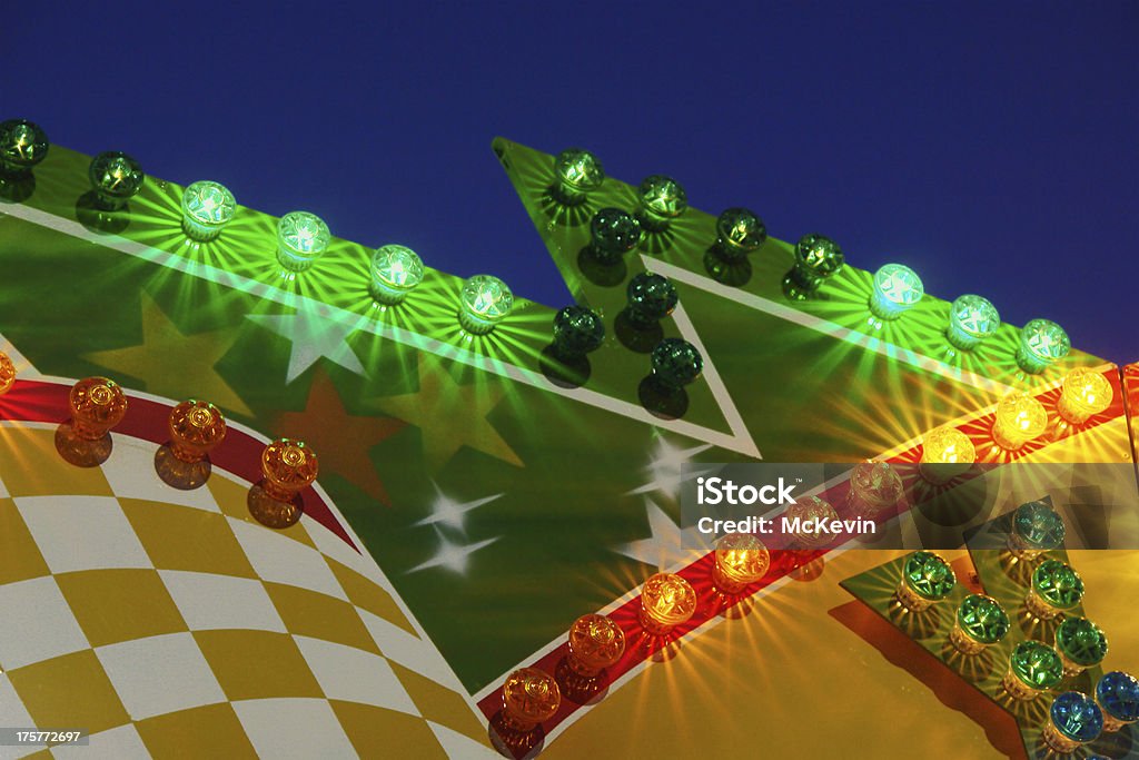 Зигзагообразные Карнавал флаг - Стоковые фото Передвижной парк развлечений роялти-фри