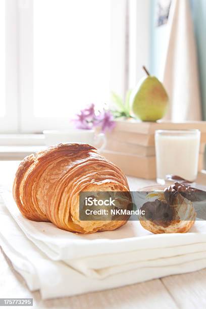 Medialunas En Mesa Con Chocolate Foto de stock y más banco de imágenes de Alimento - Alimento, Barra de pan, Bebida