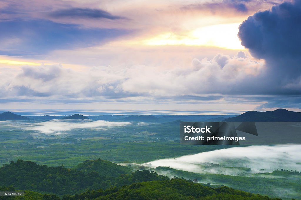 Hermoso amanecer en misty mañana a las montañas. - Foto de stock de Aire libre libre de derechos