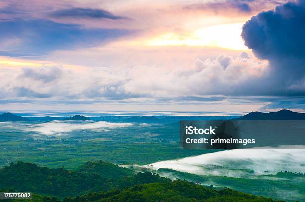 Belo Nascer Do Sol Montanhas Em Dia Nublado - Fotografias de stock e mais imagens de Anoitecer - Anoitecer, Ao Ar Livre, Arbusto