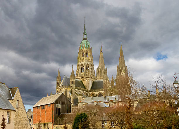 bayeux katedra przeciwko pochmurno niebo - tkanina z bayeux obrazy zdjęcia i obrazy z banku zdjęć