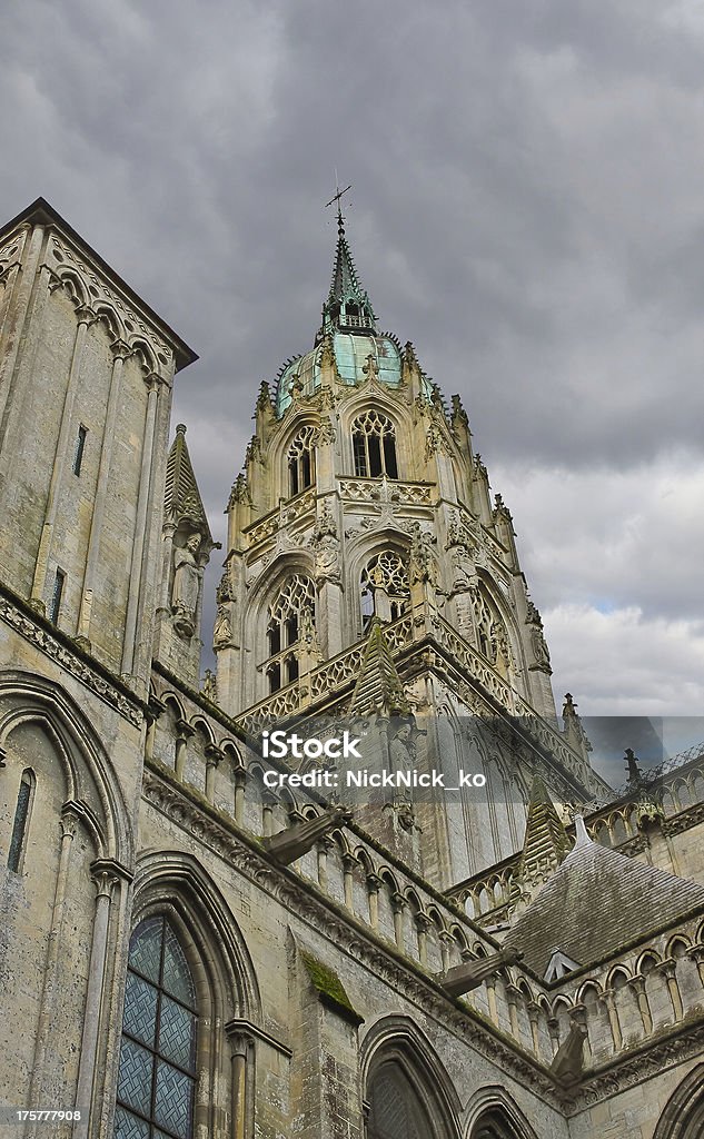 Cathédrale de Bayeux fond de ciel nuageux - Photo de Antique libre de droits