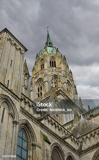 Photo libre de droit de Cathédrale De Bayeux Fond De Ciel Nuageux banque d'images et plus d'images libres de droit de Antique - Antique, Arc - Élément architectural, Architecture