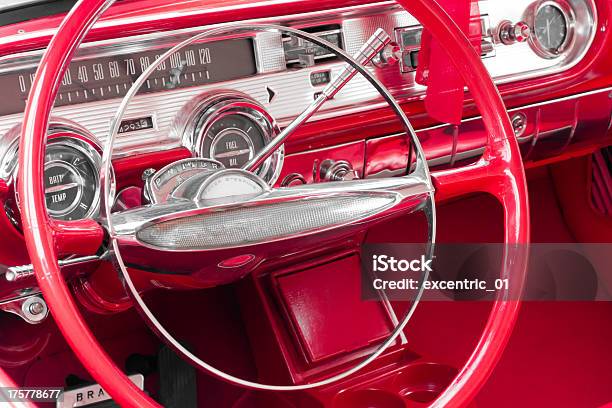 Lenkrad Und Dashboard Einer Alten Retrobezahlung Von Drittpersonen Mit American Car Stockfoto und mehr Bilder von 1950-1959