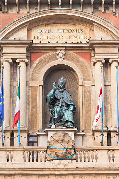 estátua de bronze em accursio palácio, bolonha - bologna italy medieval palace imagens e fotografias de stock