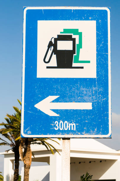 cartello che indirizza gli automobilisti alla stazione di rifornimento di benzina più vicina - derv foto e immagini stock