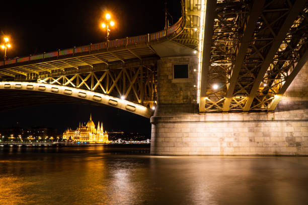 puente margit y parlamento húngaro por la noche - margit bridge fotos fotografías e imágenes de stock