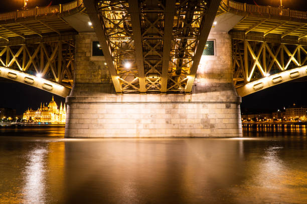 puente margit y parlamento húngaro por la noche - margit bridge fotos fotografías e imágenes de stock