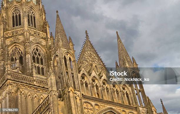 Bayeux Mit Besichtigung Vor Einem Wolkenverhangenen Himmel Der Kathedrale Stockfoto und mehr Bilder von Architektur