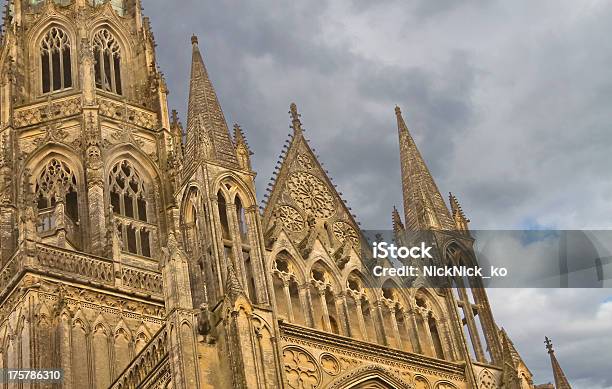 Catedral De Bayeux Contra Un Cielo Nublado Foto de stock y más banco de imágenes de Antiguo - Antiguo, Arco - Característica arquitectónica, Arquitectura
