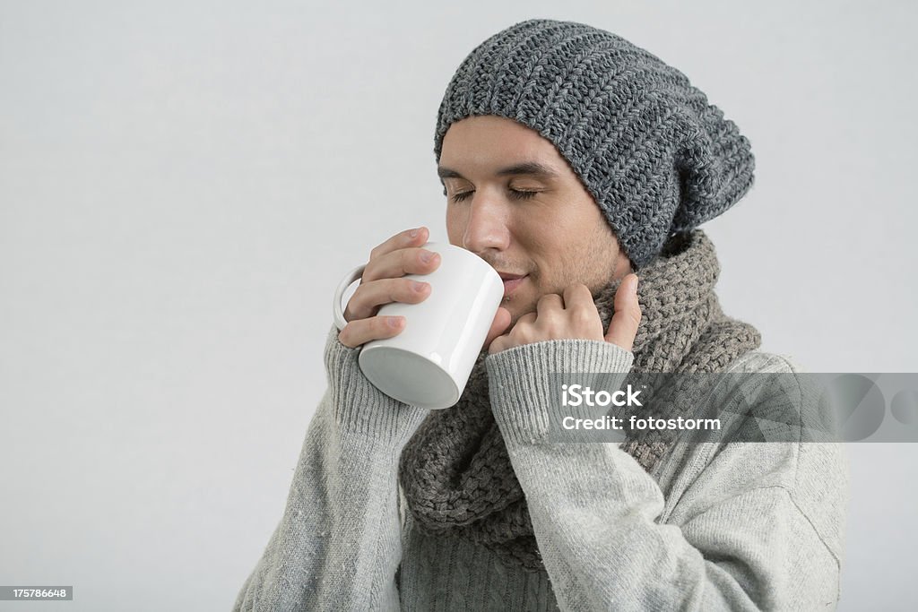 Uomo bere il tè, inverno Ritratto - Foto stock royalty-free di Abiti pesanti