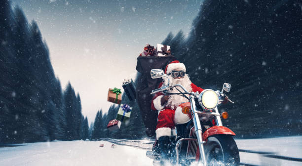 クリスマスプレゼントを届けるバイカーサンタクロース - santa claus gift snow sack ストックフォトと画像