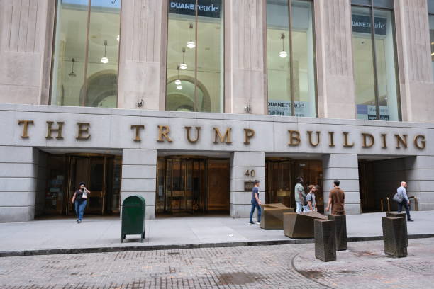 the trump building with people stood outside - donald trump presidente dos estados unidos imagens e fotografias de stock