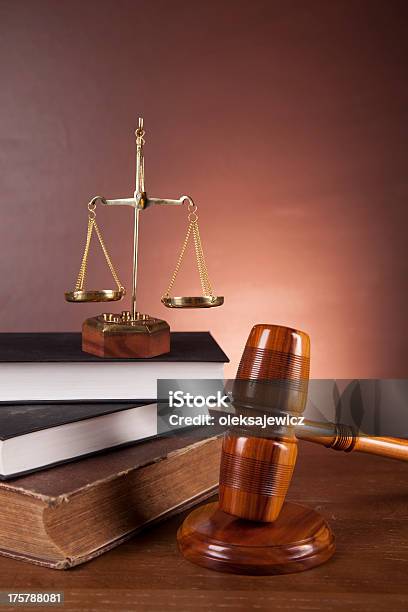 Photo libre de droit de Bureau En Bois Dans Le Law Firm banque d'images et plus d'images libres de droit de Autorité - Autorité, Avocat - Juriste, Concepts