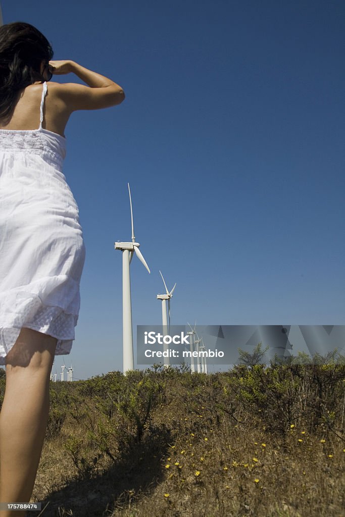 Chica y el molino de viento - Foto de stock de Adulto libre de derechos