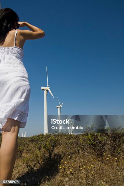 Chica Y El Molino De Viento Foto de stock y más banco de imágenes de Adulto - Adulto, Aerogenerador, Azul