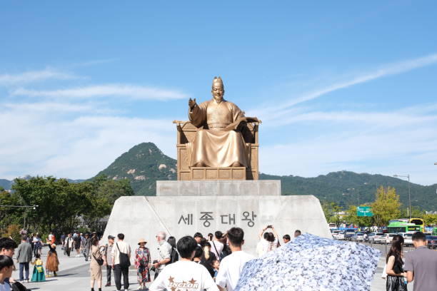 statue du roi sejong le grand près du palais de gyeongbokgung - gyeongbokgung palace stone palace monument photos et images de collection