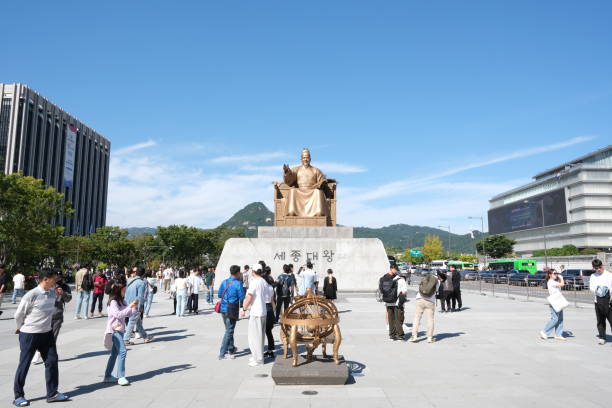 estatua del rey sejong el grande cerca del palacio de gyeongbokgung - gyeongbokgung palace stone palace monument fotografías e imágenes de stock