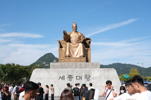 statue du roi sejong le grand près du palais de gyeongbokgung - gyeongbokgung palace stone palace monument photos et images de collection