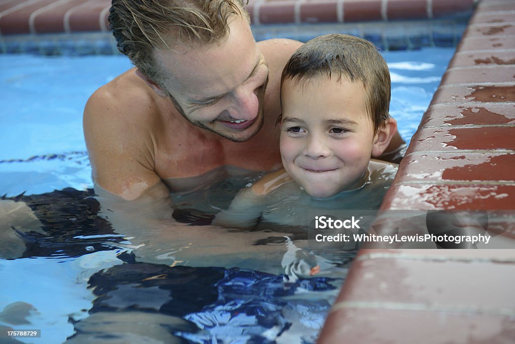 L'estate con papà e piscina - Foto stock royalty-free di 25-29 anni