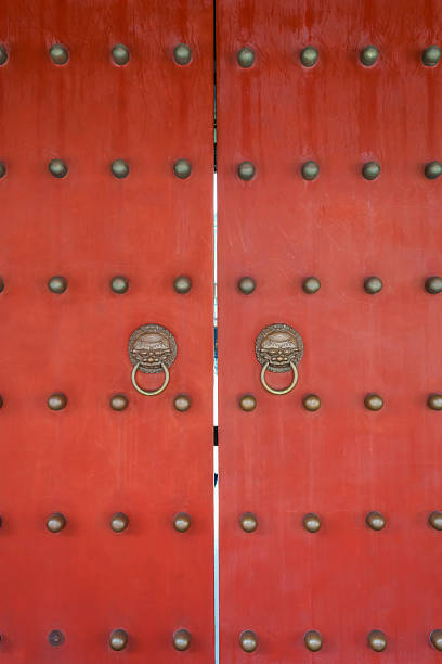rosso porte wen miao tempio di confucio shanghai, cina - shanghai temple door china foto e immagini stock