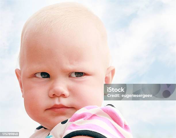 아기 여자아이 재미있는 야외 여름 클로즈업 인물 사진 아기에 대한 스톡 사진 및 기타 이미지 - 아기, 혼란, 불쾌한