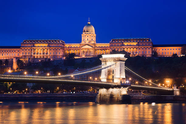 pont des chaînes széchenyi et château de buda. budapest, hongrie - budapest chain bridge night hungary photos et images de collection