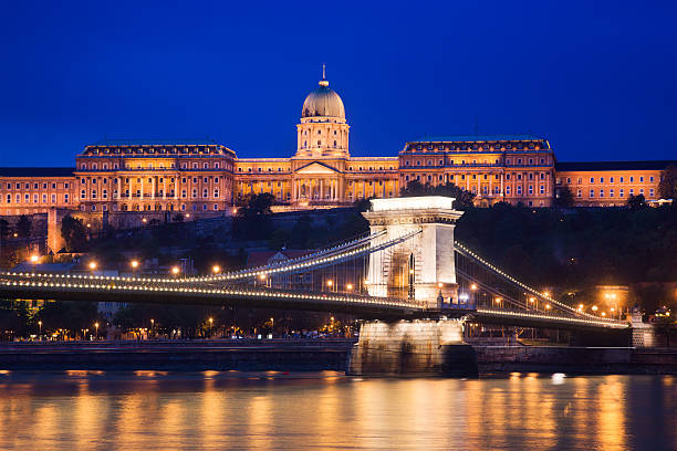 zamku buda i most łańcuchowy w budapeszcie. budapeszt, węgry - budapest chain bridge hungary palace zdjęcia i obrazy z banku zdjęć