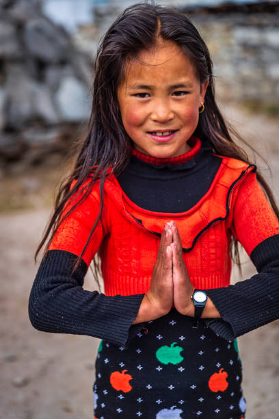 namaste! retrato da garotinha tibetana, parque nacional do monte everest, nepal - indian culture child little girls indigenous culture - fotografias e filmes do acervo