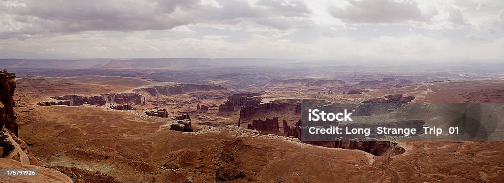 Panorama du Parc National de Canyonlands Formation de haut désert du sud-ouest américain, dans l'Utah - Photo de Angle de prise de vue libre de droits