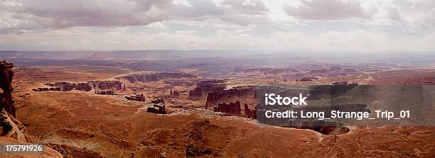 Photo libre de droit de Panorama Du Parc National De Canyonlands Formation De Haut Désert Du Sudouest Américain Dans Lutah banque d'images et plus d'images libres de droit de Angle de prise de vue