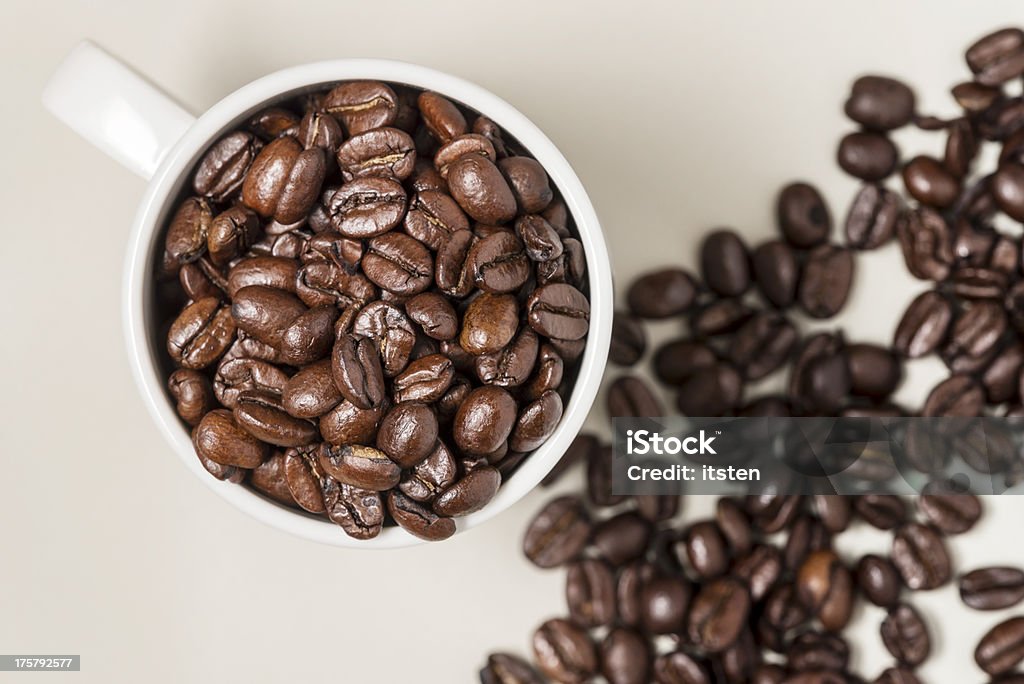 Filiżanka kawy z fasoli wypełnione - Zbiór zdjęć royalty-free (Bar kawowy)