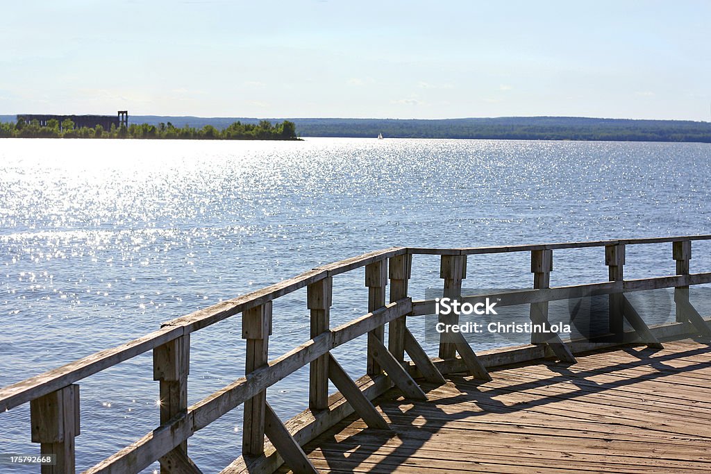 Старая пристань на сияющее озеро - Стоковые фото Без людей роялти-фри