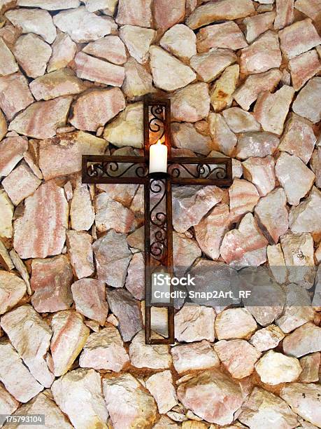 Foto de Cruz Cristã Com Velas e mais fotos de stock de Cruz - Forma - Cruz - Forma, Cruz - Objeto religioso, Parede