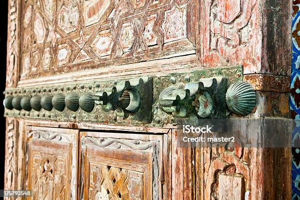 Antica Porta Di Legno A Siviglia Spagna - Fotografie stock e altre immagini di Andalusia - Andalusia, Antico - Condizione, Architettura