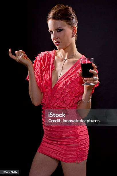 여자 소년은 핑크 정장용 술마시기 와인 거실에 대한 스톡 사진 및 기타 이미지 - 거실, 검정색 배경, 관능