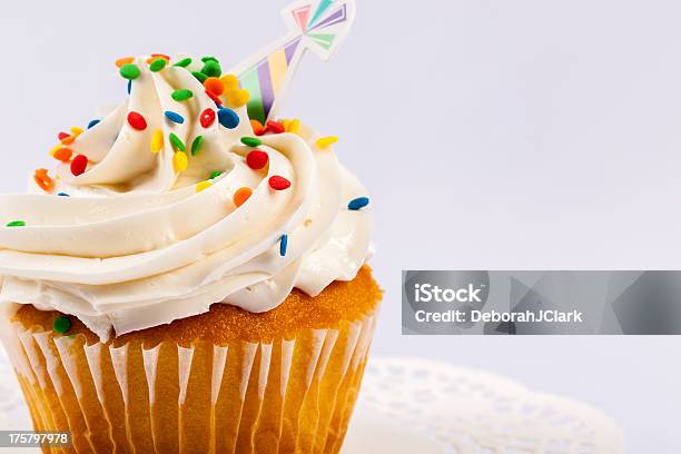 Closeup Di Compleanno Dolce Con Praline Colorate - Fotografie stock e altre immagini di Alimentazione non salutare - Alimentazione non salutare, Bianco, Cibi e bevande