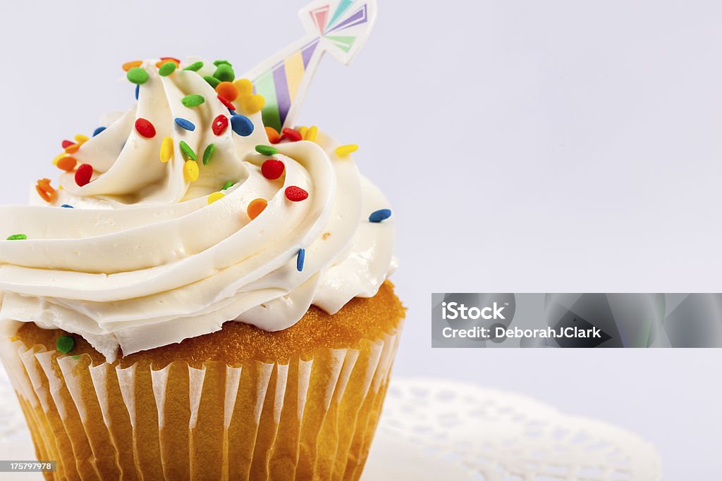 Крупный план день рождения Капкейк с Посыпка для тортов - Стоковые фото Без людей роялти-фри