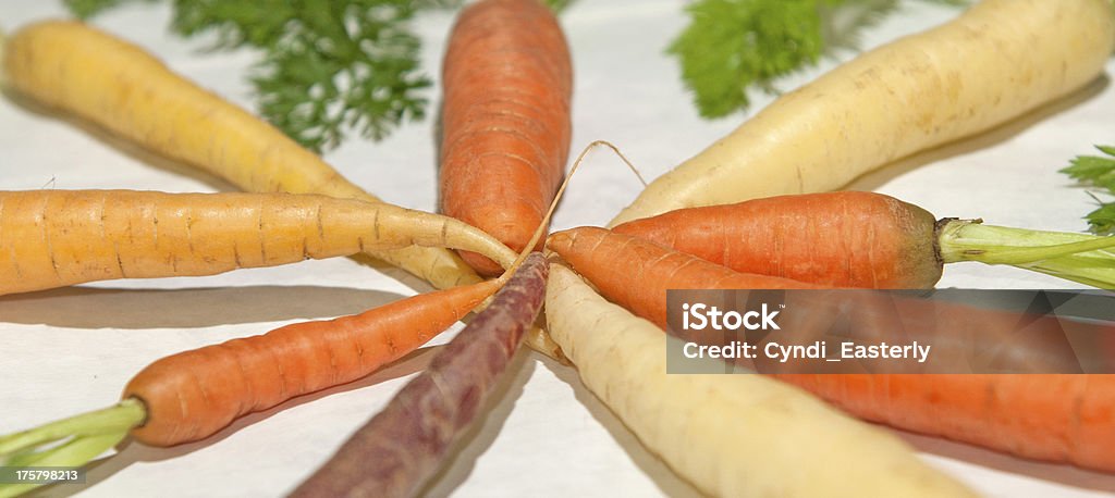 Bio carottes arc-en-ciel en forme de roue spokes - Photo de Aliment libre de droits