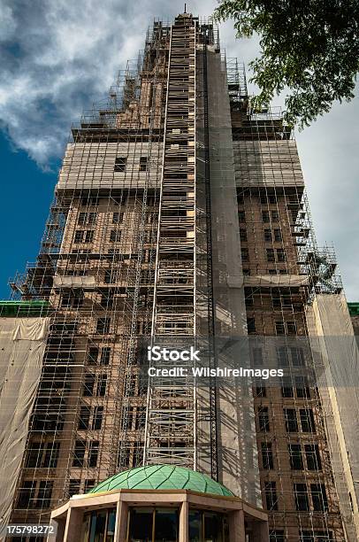 Foto de Viajantes Tower Andaimes Para A Primeira Renovação e mais fotos de stock de Fachada - Fachada, Renovação, Andaime