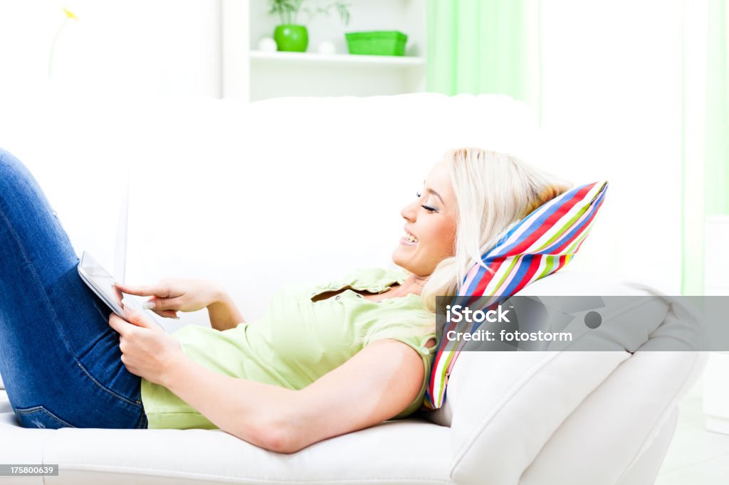 Jovem usando tablet computador - Royalty-free 20-29 Anos Foto de stock