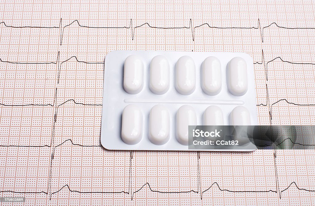 EKG tabella con le pillole - Foto stock royalty-free di Accudire