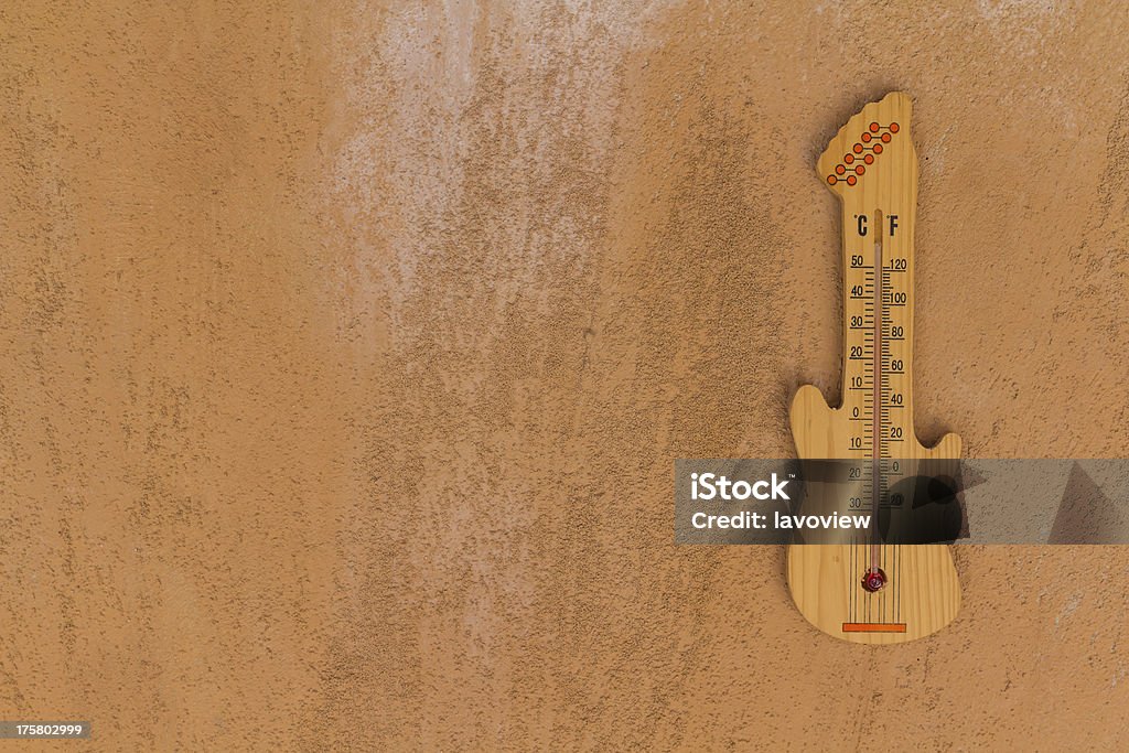 Termômetro em formato de guitarra - Foto de stock de Calor royalty-free