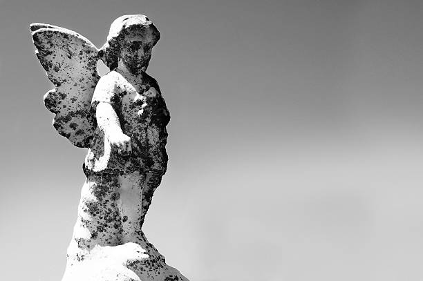 エンジェル身体のクローズアップの墓地 - mythology human face angel ancient ストックフォトと画像
