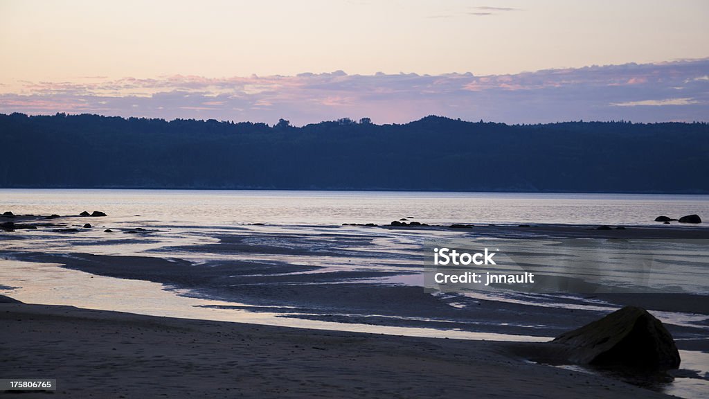 Coucher de soleil sur la plage, lac, fleuve, un Fjord, Québec, Canada, côte de Saguenay, - Photo de Arbre libre de droits