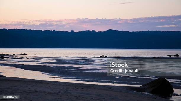 Foto de Pôr Do Sol Na Praia Lago Rio O Fiorde Canadá Costa De Saguenay Quebec e mais fotos de stock de Amarelo