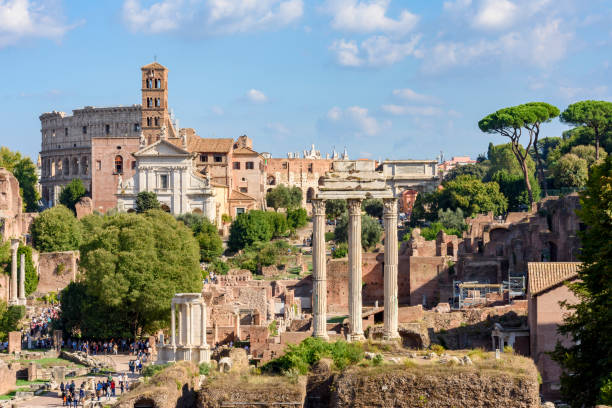 ruins of roman forum in center of rome, italy - julius caesar стоковые фото и изображения