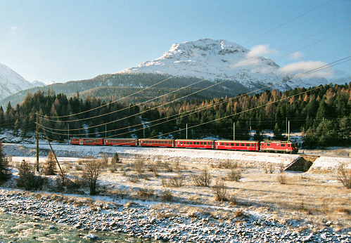 Trein van de Rhätische Bahn in 2005 onderweg van Pontresina naar Scuol Tarasp.

De Rhätische Bahn, afgekort RhB, is een spoorwegmaatschappij gevestigd in Zwitserland. Ze exploiteert een uitgebreid smalspoornetwerk in het kanton Graubünden, dat deel uitmaakt van de Zwitserse Alpen. Dit spoorwegnet is wereldberoemd vanwege zijn spectaculaire landschappen en is een belangrijke toeristische attractie.

De Rhätische Bahn verbindt verschillende schilderachtige locaties, zoals St. Moritz, Davos, en Zermatt. De treinen passeren steile hellingen, bruggen en tunnels en bieden reizigers een onvergetelijke reiservaring. Ook is de RhB bekend om zijn rode treinen, die een iconisch beeld vormen in de regio.