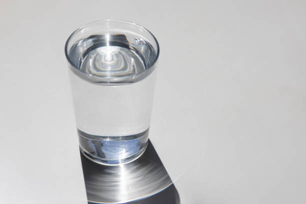 szklanka czystej wody na stole - water bottle purified water water drink zdjęcia i obrazy z banku zdjęć