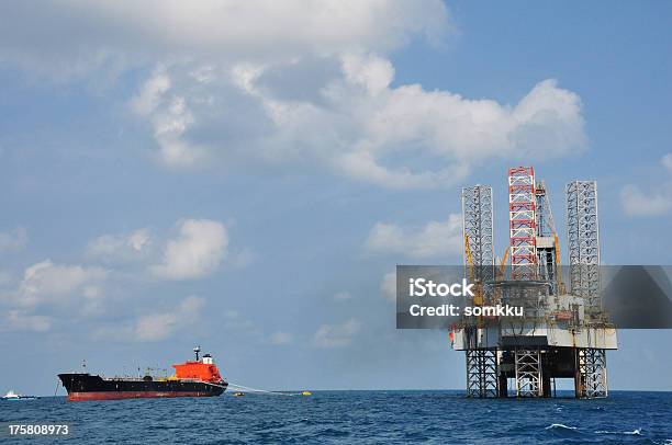Foto de De Petróleo Offshore Rig e mais fotos de stock de Azul - Azul, Equipamento, Fotografia - Imagem